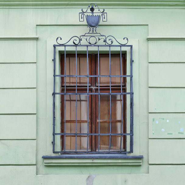Вікно старовинної будівлі. Стара Братислава, 2019 рік.  - Фото, зображення