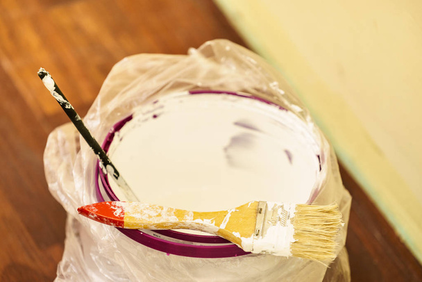 White paint with essentials equipment - Foto, imagen