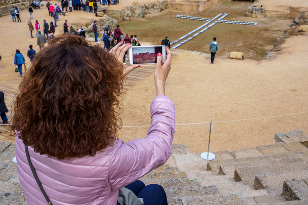 Turistická žena si fotografka s smarttisem římského amfiteátru Merida - Fotografie, Obrázek