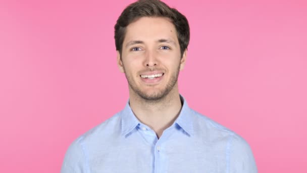 усміхнений молодий чоловік ізольований на рожевому тлі
 - Кадри, відео