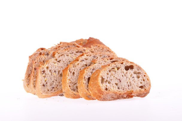 Gabonafélék kenyér, fehér háttér - Fotó, kép