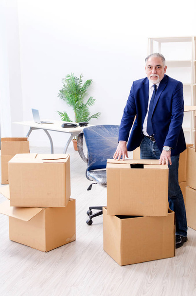 Az idős üzletember új munkahelyre költözik  - Fotó, kép