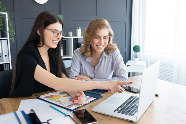 Üzleti nők irodai íróasztal együttműködnek egy laptop, csapatmunka-szemlélet - Fotó, kép
