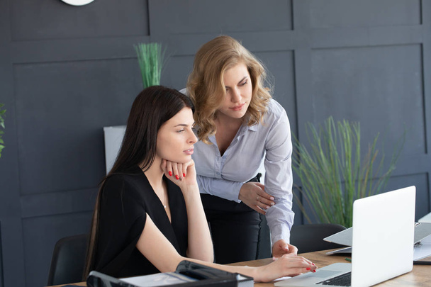 Businesswomen Having Informal Meeting In Modern Office  - Zdjęcie, obraz