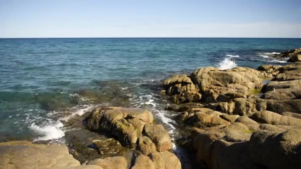Krásný výhled zdola z vln, které se rozbíjejí na útes. Krajina na Sardinii. Záběry. - Záběry, video