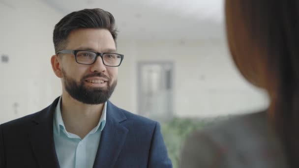 Business solid man with a beard says something to a woman. - Filmagem, Vídeo