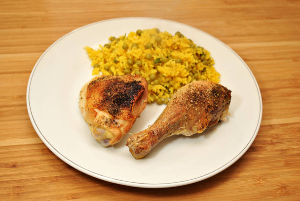 Хрустящая запеченная курица с рисом и горохом
  - Фото, изображение