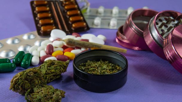 Konzept der Kräutermedizin mit medizinischem Marihuana.  - Foto, Bild