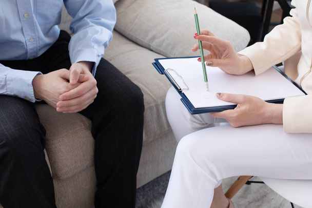 Psicóloga teniendo sesión con su paciente en su consultorio privado
. - Foto, Imagen