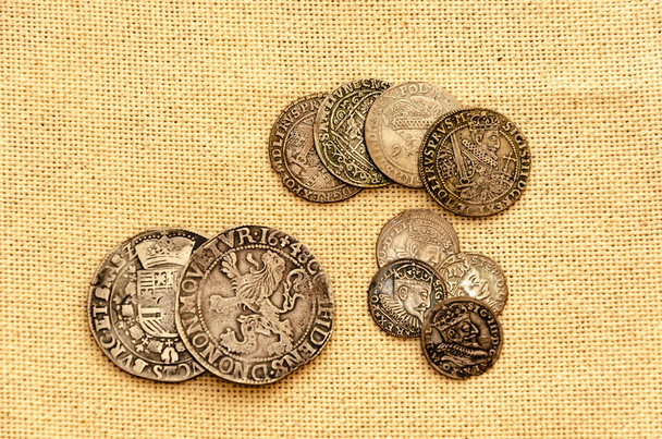 Ασημένια νομίσματα σε λινό φόντο - Φωτογραφία, εικόνα
