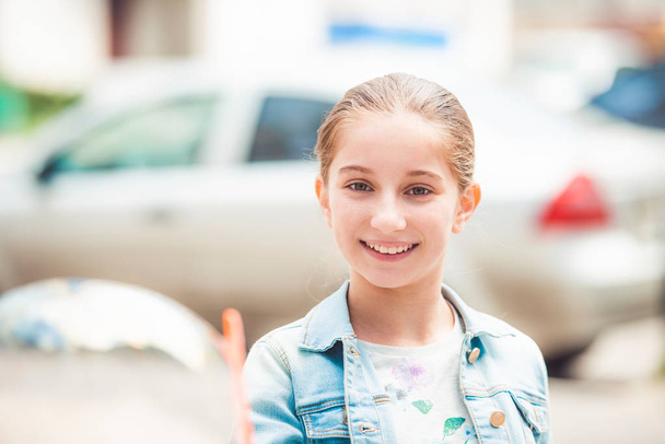 Cute smiling teen at street - Fotoğraf, Görsel