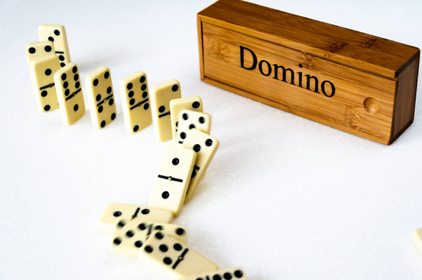Domino's op witte achtergrond - Foto, afbeelding