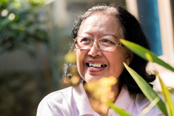 Portret van een lachende oudere vrouw - Foto, afbeelding
