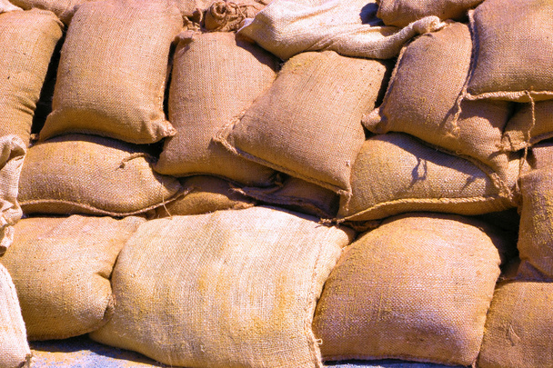 Sacs de sable remplis comme protection contre les inondations
 - Photo, image