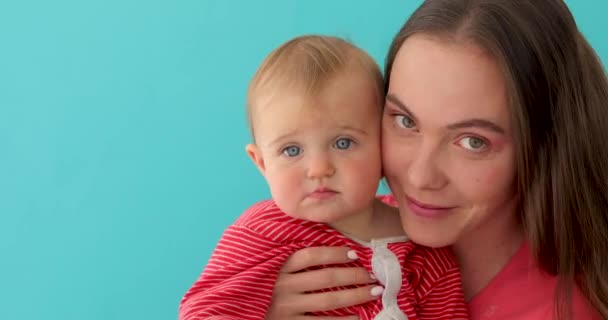Gondoskodó anya játszik boldog kis bébi - Felvétel, videó