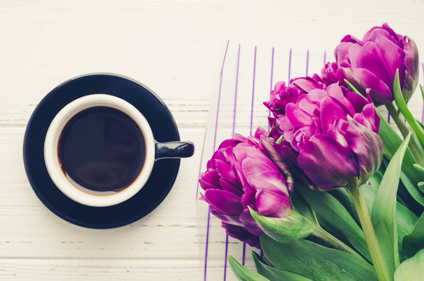Tasse de café du matin et bouquet de fleurs de printemps
 - Photo, image