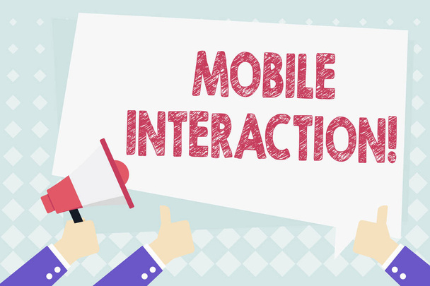 Písemné koncepční psaní znázorňující mobilní interakci. Obchodní fotografie předváděná interakci mezi mobilními uživateli a počítači ruční přidržený megafon a gestikulovat text bublina nahoru. - Fotografie, Obrázek