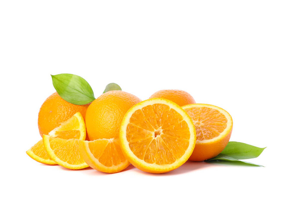 Σωρός από ώριμα πορτοκάλια απομονωμένα σε λευκό φόντο. Υγιεινό φαγητό - Φωτογραφία, εικόνα