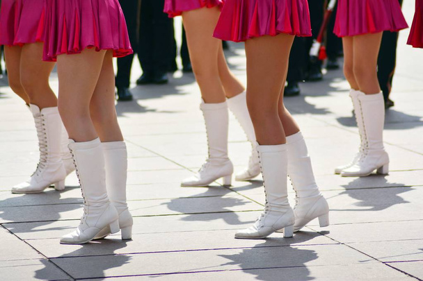 cheerleaderit lähikuva symmetrisessä muodostelmassa
 - Valokuva, kuva