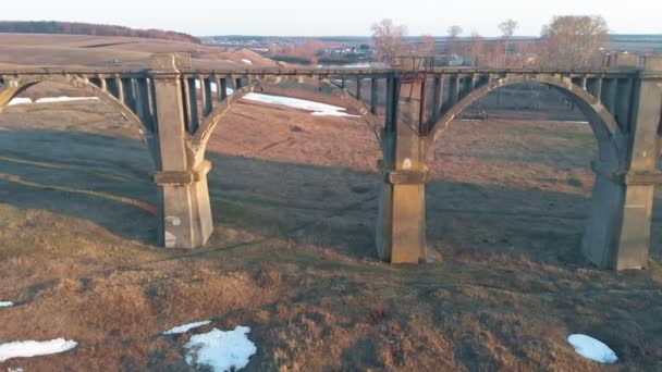 παλιά ιστορική σιδηροδρομική γέφυρα, εναέρια βολή από τετράτροπτερο - Πλάνα, βίντεο