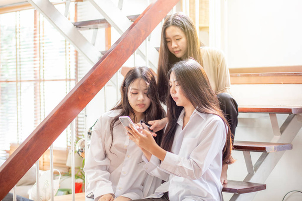 Groep zakelijke Aziatische vrouwen discussie met behulp van smartphone - Foto, afbeelding