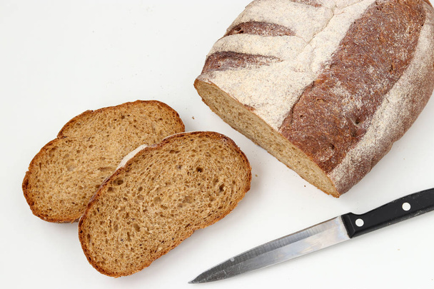 in Scheiben geschnittenes Vollkornmehl-Brot, auf weißem Hintergrund, Ansicht von oben - Foto, Bild