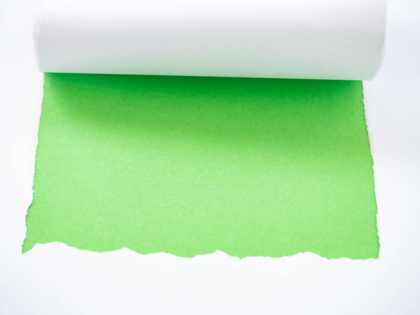 zerrissenes weißes Papier isoliert auf grün - Foto, Bild
