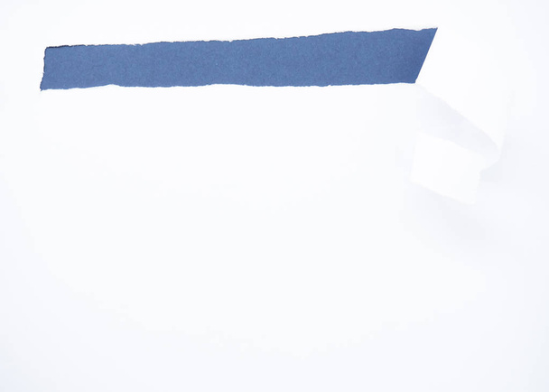 Revitty valkoinen paperi eristetty sininen
 - Valokuva, kuva