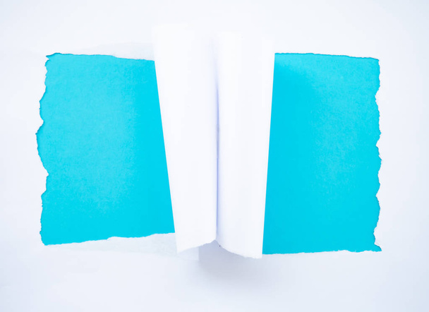 Szakadt fehér papírt izolált kék - Fotó, kép