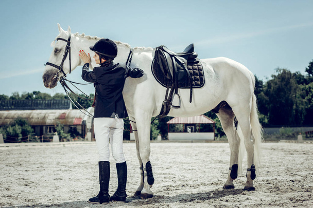 Vrolijke mooie vrouw die een paard wil rijden - Foto, afbeelding