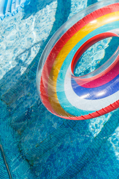 Actividades acuáticas inflables círculos tuba flotar en el agua en t
 - Foto, Imagen