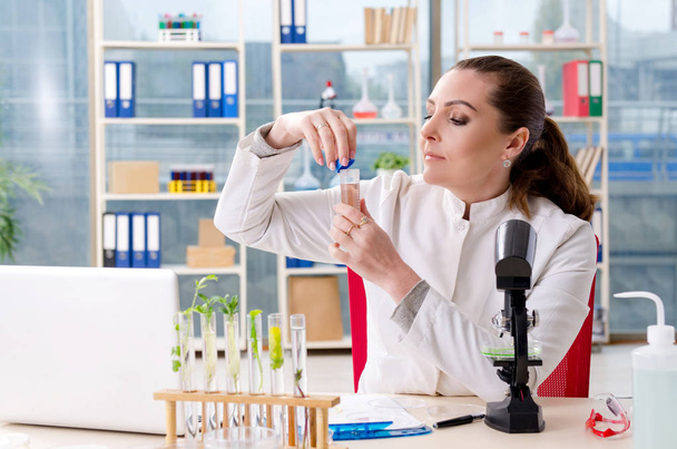 Химик-биотехнолог, работающая в лаборатории
  - Фото, изображение