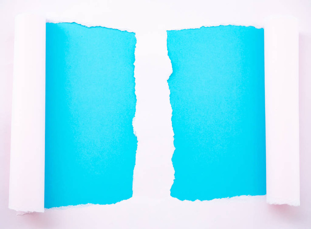 Papel rosa pastel desgarrado aislado en azul
 - Foto, imagen