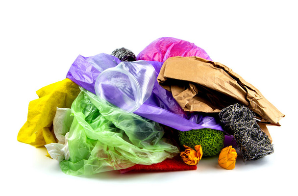 Concepto de basura y contaminación. Una pila de basura, plas arrugadas
 - Foto, imagen