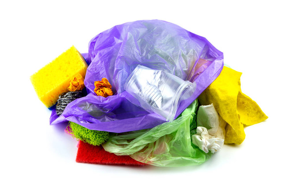 Konzept von Müll und Umweltverschmutzung. ein Haufen Müll, zerknüllte Pflaumen - Foto, Bild
