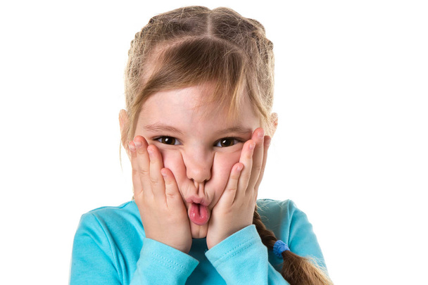 Gros plan portrait isolé d'une jeune fille énervée tenant la main sur ses joues. Des émotions humaines négatives, des expressions faciales. Fond blanc isolé
 - Photo, image