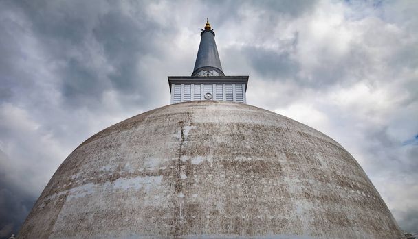 Ruwanwelisaya stupa in Anuradhapura sity.  - Foto, immagini