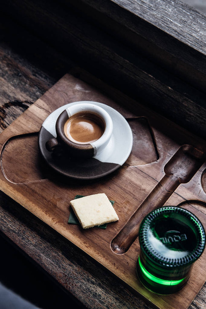 Кава Еспресо в керамічній чашці на дерев'яному столі
 - Фото, зображення