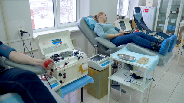 Sala de hospital con personas durante el proceso de separación por plasma
 - Imágenes, Vídeo