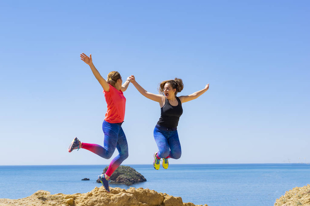 Velmi šťastná dvě ženy skáčou - Fotografie, Obrázek