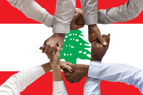Drapeau du Liban, intégration d'un groupe multiculturel de jeunes
 - Photo, image
