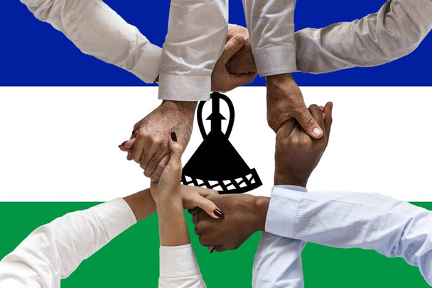 Flaga Lesotho, intergracja wielokulturowej grupy młodych ludzi - Zdjęcie, obraz
