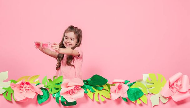 Portrét malé holčičky s brýlemi na růžovém pozadí - Fotografie, Obrázek