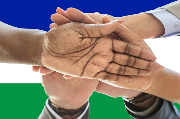 Bandiera del Lesotho, integrazione di un gruppo multiculturale di giovani
 - Foto, immagini