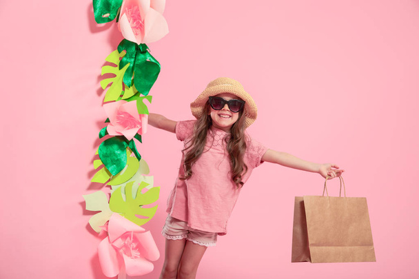 Portré aranyos kislány bevásárlótáska - Fotó, kép