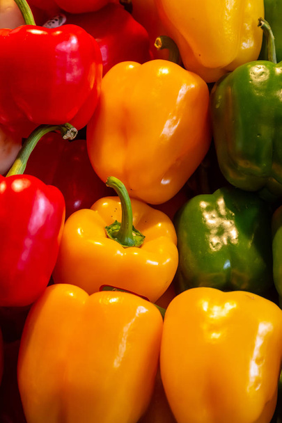 стиглі барвисті овочі солодкий перець жовтий зелений червоний фон кулінарна основа
 - Фото, зображення