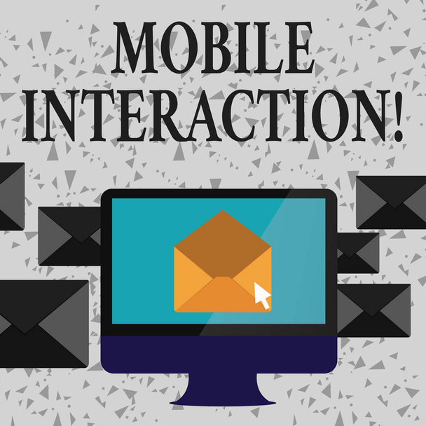 Tekstiä kirjoittava teksti Mobile Interaction. Liiketoiminta konsepti vuorovaikutusta mobiilikäyttäjien ja tietokoneiden Open Color Kirjekuori sisällä Computer Screen. Kirjeen kotelo ympäröi PC
. - Valokuva, kuva