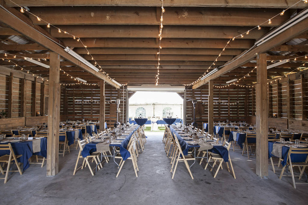 Barn set up for wedding reception with rustic decor - Foto, afbeelding