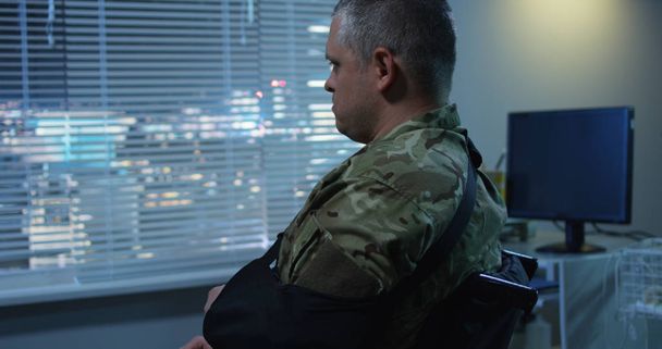 Soldat assis en fauteuil roulant à l'hôpital
 - Photo, image