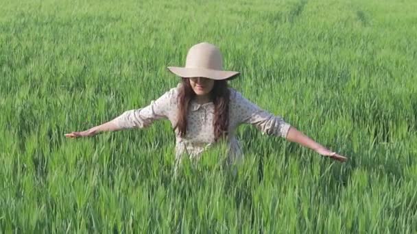 Vrouwelijke boer geniet van natuur en zon - Video